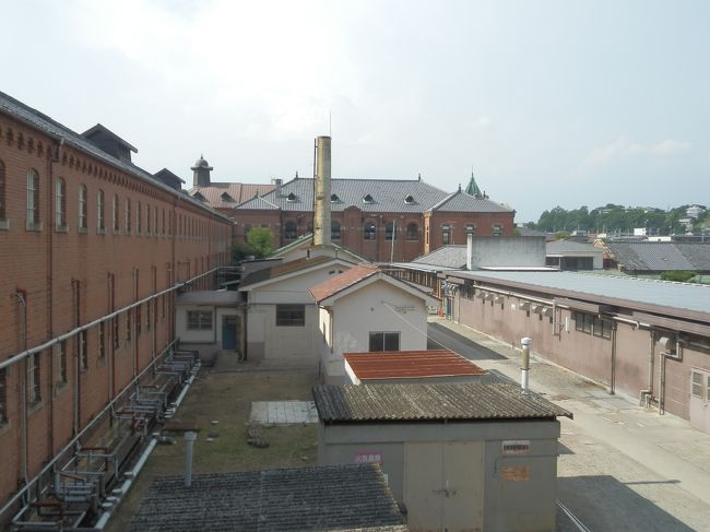 雑居監附属工房の窓より．<br />左第五寮と右炊場の間に中央看守所及び事務所．