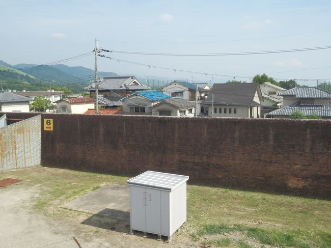 雑居監附属工房の窓より，反対側に回ると周囲煉化塀(南塀)．<br />1908(M41)年建造，煉瓦造，総延長321.2ｍ，国重要文化財．