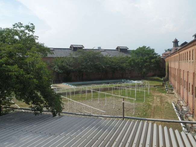 雑居監附属工房の窓より，再度第五寮側に．<br />右第五寮と左第四寮，明り取り含め同じような外観だ．