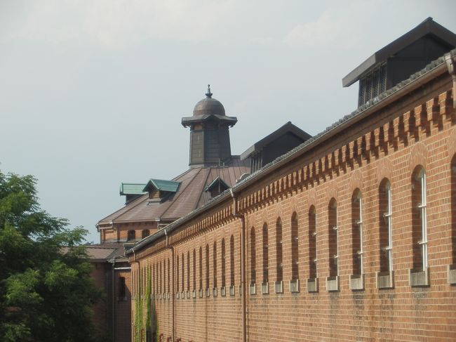 雑居監附属工房の窓より，第五寮奥に中央看守所．<br />ドーム部分の中央に塔屋が見える．