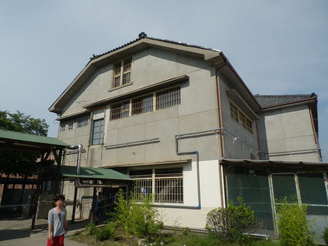 雑居監附属工房の1階に下り外へ出た．<br />第五寮2階の廊下を戻らずに．<br />あまりの見学者の多さに，あの廊下を対面通行にすると危険と判断したのだろう．<br />ということで拘置監には行くことができず．<br />写真は雑居監附属工房外観．<br />1908(M41)年建造，木造2階建，北面検身場附属，桟瓦葺，国重要文化財．<br />