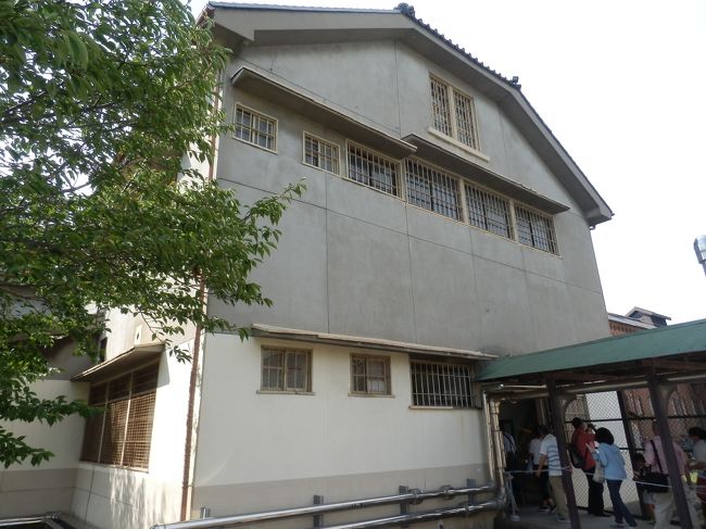 続いて夜間寝坊附属工房．<br />1908(M41)年建造，木造2階建，北面検身場附属，桟瓦葺，国重要文化財．<br />