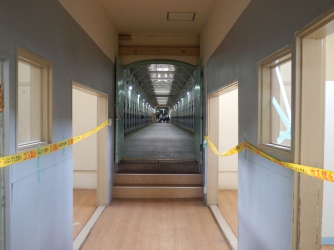 夜間寝坊附属工房より検身場を挟み第四寮．<br />奥が中央看守所となる．だいぶ遠い．