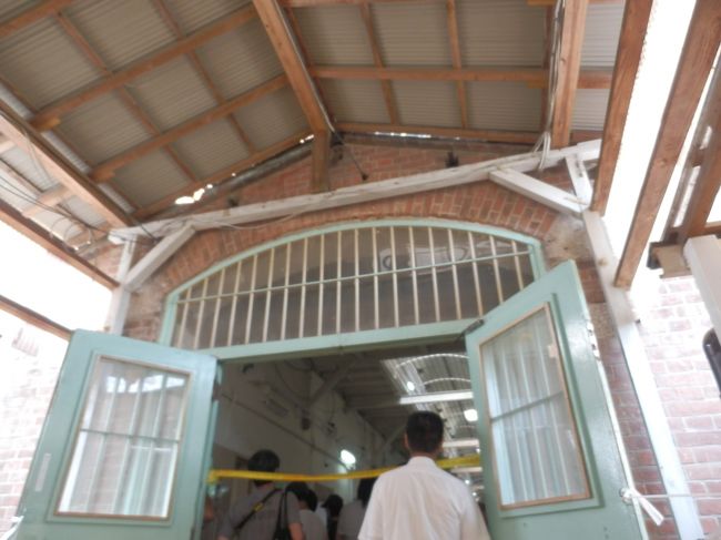 夜間寝坊附属工房の後，体操場や実習場の間を抜けて第三寮の妻部分に．<br />先程見学した廊下部分にさらに多くの人がいた．<br />閉め切るとさすがに暑いので戸は開けられていた．