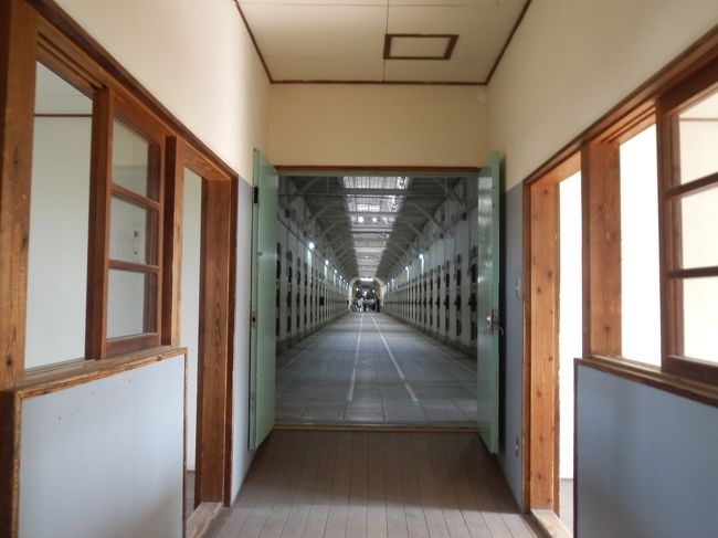 こちらは検身場を挟んで第一寮の1階廊下部分．<br />奥は中央看守所．<br />どの舎坊も同じように見える．