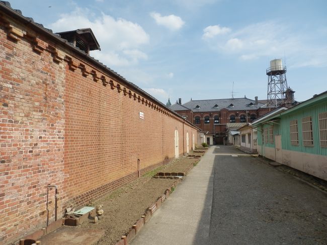 構内仕切兼病監浴場接見所の南側を望む．<br />奥で中央看守所及び事務所に繋がる．