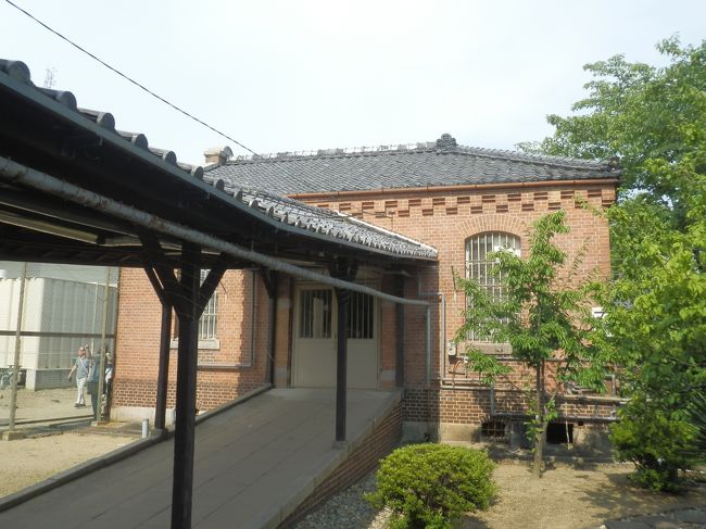 構内仕切兼病監浴場接見所は通り抜けるだけですぐ外へ．<br />正面に病監．<br />1908(M41)年建造，煉瓦造，南面及び西面渡廊下附属，桟瓦葺，国重要文化財．