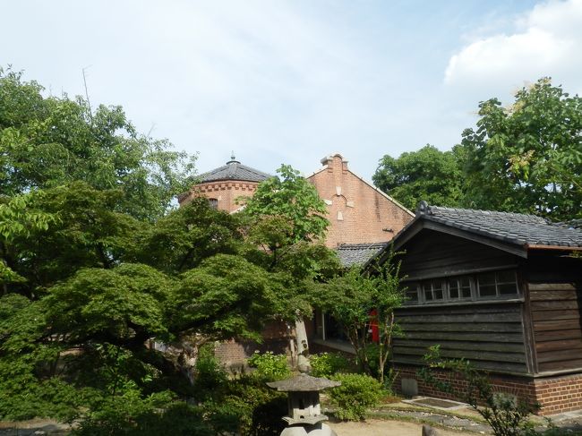 構内仕切兼病監浴場接見所から醫務所へ向かう．<br />醫務所(いむしょ)の中央の塔屋が見える．