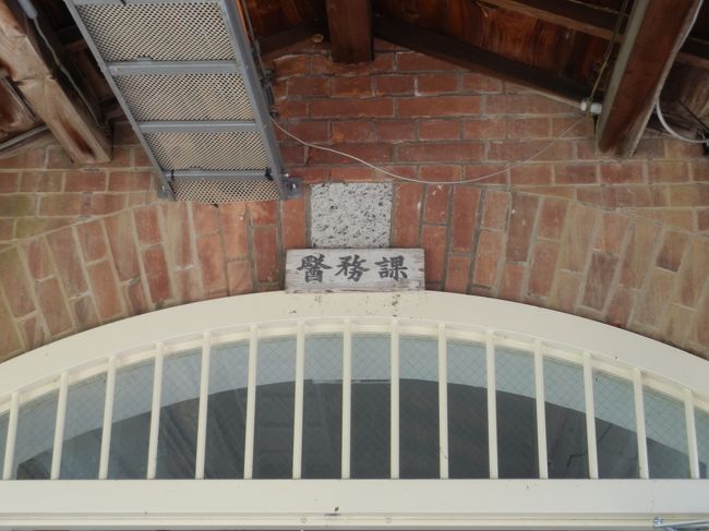 醫務所へ入る．入口には表札が掛かる．<br />1908(M41)年建造，煉瓦造，中央塔屋付，西面渡廊下及び厠附属，桟瓦葺，国重要文化財．<br />