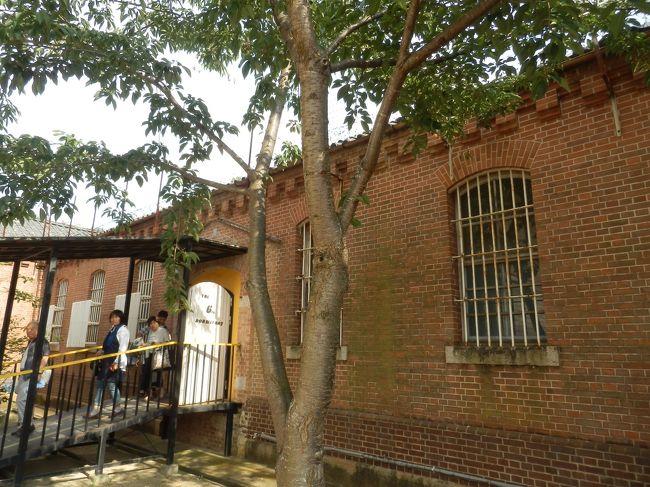 病監の北側より外に出る．