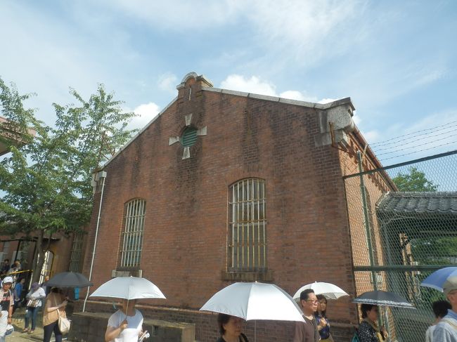 構内仕切兼病監浴場接見所の北側妻面．<br />両側にフェンスが付く．<br />敷地内には仕切壁やフェンスが多く存在する．