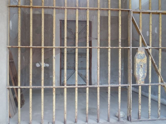 旧奈良監獄精神病躁狂監内部の様子．