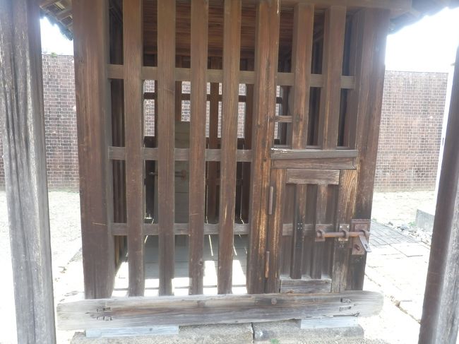 うち1棟の牢舎の様子．<br />時代劇に出てくる牢屋そのものであった．