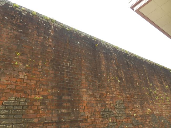 煉瓦壁に沿って入口方面に戻る．<br />最初入場待ちしていた時，脇に建っていた塀の内側になる．<br />旧奈良監獄周囲煉化塀(北塀)．<br />1908(M41)年建造，煉瓦造，総延長306.1ｍ，国重要文化財．