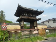 旧奈良監獄から西へ200mも歩くと般若寺に着く．
2014年7月に来て以来だ．
創建629年とされる古刹，山号法性山．
本尊文殊菩薩の真言律宗寺院，所在地奈良市般若寺町．
開門時間9時～16時半，拝観料\500．
写真は敷地外から見ることができる楼門．
鎌倉前期の建造，一間一戸楼門，入母屋造，本瓦葺，国宝．