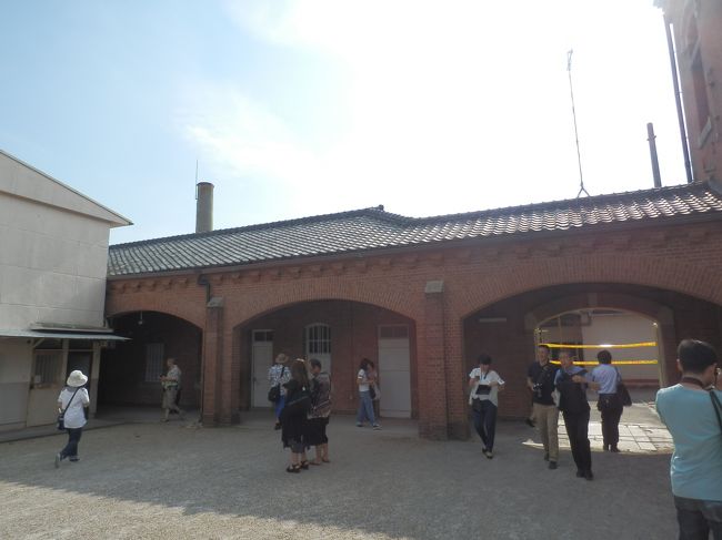 旧奈良監獄構内仕切兼男拘置監浴場接見所．<br />南倉庫西側に建ち，構内仕切兼病監浴場接見所共々中央看守所及び事務所の両脇で仕切りの役割となっている．<br />1908(M41)年建造，煉瓦造，桟瓦葺，国重要文化財．