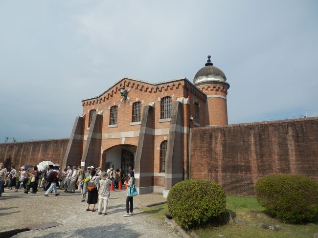 見学もここまで．<br />写真表門(内側より)より退出する．<br />1908(M41)年建造，煉瓦造2階建，桟瓦葺，国重要文化財．<br />