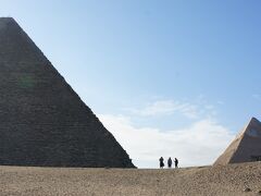 沙漠だけでも物珍しいと言うのに、目の前に朝日を浴びた3大ピラミッド。

一番大きなクフ王のピラミッドは中に入ることができます。

思いをはせながら一段一段踏みしめて登り、内部への入り口に到着。

「ここから先はusakoさんだけですよ！ワタシはココで待ってます！」

とガイドさん。

えっっ(◎_◎;)と思いつつも、エジプトまで来てあとには引けません！
狭い空間を、暗闇めがけてひたすら進みます。
ちなみに中腰、そして下り坂。

どのくらい下がったのかな~？と振り返って確認をしました。
するともう外の明かりは、ものすごく小さい。

そしてまた進行方向に向き直すと、真っ暗闇。

し~~~~~~~ん・・・

・・・すみません。。。(；ω；)

私はココで引き返しました。

やっぱりダメだったんですね「閉所恐怖症」が。
狭い、無音、密閉感がたまらなく苦手なんです。

すごく怖くなってしまって、これ以上先に進むことができませんでした。

人ひとりしか通れない空間、後ろに誰もいなくてよかった。

地ベタに手をつきながら、ものすごい速さで来た道を引き返しました。

せっかくクフ王のピラミッドなのに、とても情けない話です。