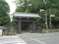 相国寺と反対方向の今出川通の信号の箇所に京都御苑の今出川御門が建つ．