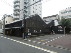 西島家から南東へ約450m，堺町通のキンシ正宗堀野記念館(旧堀野家本宅)．
手前主屋．明治期の建造，木造2階建，切妻造，桟瓦葺，外壁黒漆喰仕上げ．
奥の白壁が見えるのが文庫蔵．
1820年建造，土蔵造2階建、切妻造平入，本瓦葺，東面庇付．
敷地西端の天明蔵とあわせて3件が国登録有形文化財．