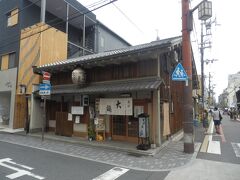 足袋店の向かいの蕎麦屋．