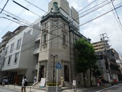 さらに約50m東へ，柳馬場通の角に建つ日本生命京都三条ビル旧棟(旧日本生命京都支店)．
1914(T3)年建造，煉瓦造2階建，銅板葺，国登録有形文化財．
塔屋を含む１スパンのみ現存．
所在地京都市中京区桝屋町．