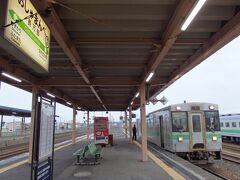 小樽行きに乗車して、長万部を出発。
ホームに着いた頃にはボックス席は全て埋まってしまっていたのですが、車椅子スペース横の二人がけのロングシートに座ることができました。
間に合ってなにより。一日4本の運転ですからね。次の列車でも札幌まで行けますが。