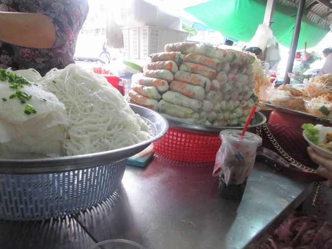 お店には、食べ物がたくさん並べられています。