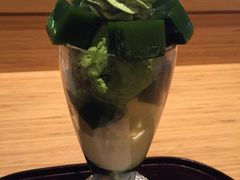 〆は大丸の都路里で宇治パフェ。抹茶クリームがめっちゃ上手い。
1泊2日の鎌倉・江の島旅行。混雑してた所もあったけど、お花見もできて良かった。北鎌倉を歩いているときに素敵なカフェがたくさんあったので、今度はカフェ巡りしたいな。