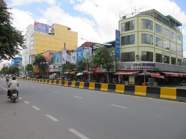 市場の前の通りです。