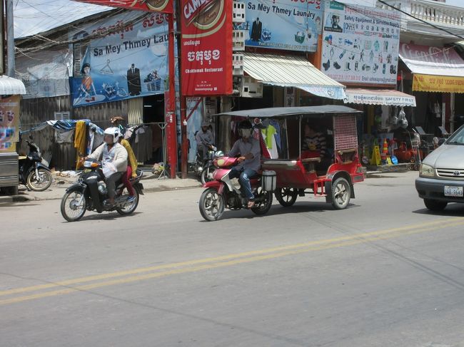 交通はバイクが主体のタクシー。ちょっとした移動に便利です。