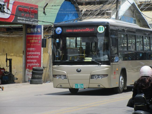 路線バスも走っています。空港まで行けるので便利です。