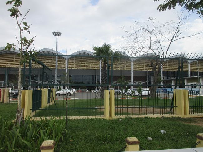 バスでプノンペン国際空港へ。