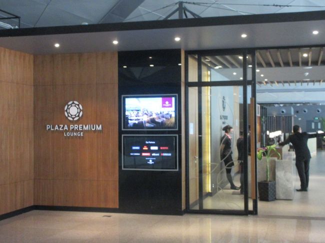 ここは、広くて食べ物も豊富で快適なラウンジです。