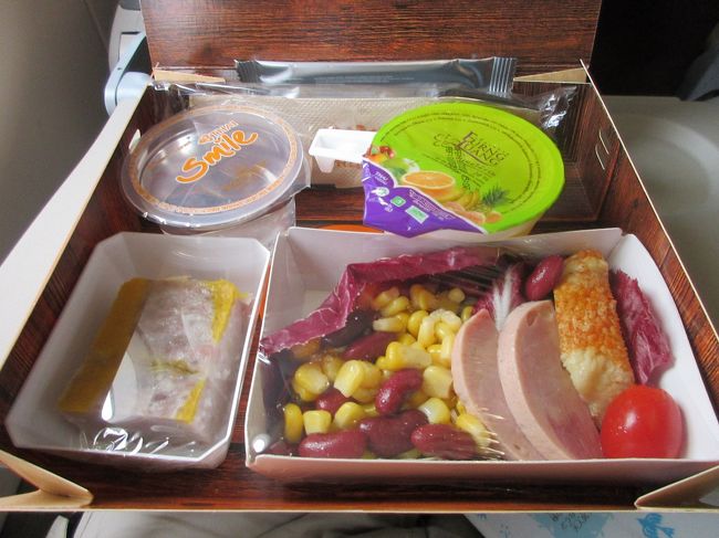 機内食が短いフライトながらでます。