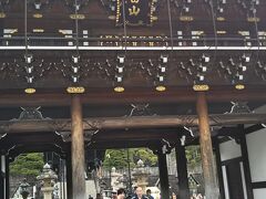 食後は成田山新勝寺へ。

立派な総門でした。