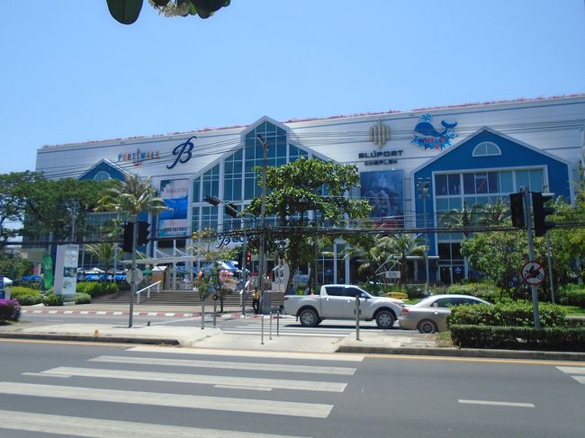 ショッピングセンターに直結しています。このショッピングセンター日系レストランも結構あって良かったです。