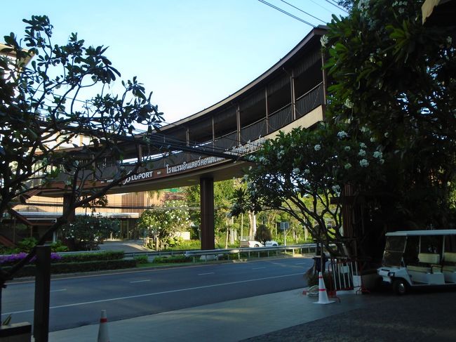 このようなブリッジで行き来できます。