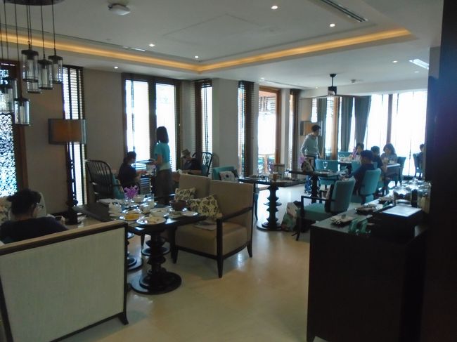 ラウンジ自体はあまり大きくありません。ただ外にもシーティングエリアがありました。