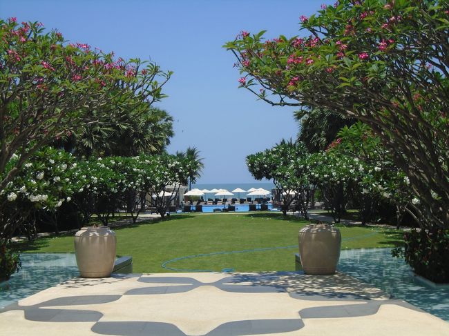 建物をでるのこの様なビュー。この先にプールとビーチがあります。