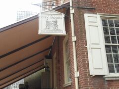 フィラデルフィアでまずはランチを。
植民地時代の服装の従業員のいるレストラン。