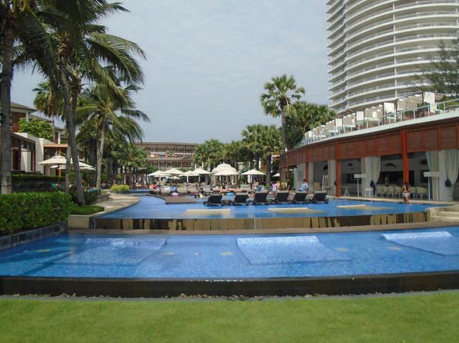 そしてこれがホテルのプール。他のホテルに比べると一番小さかったです。ただあまり客がいなかったので結構静かに過ごすことができました。