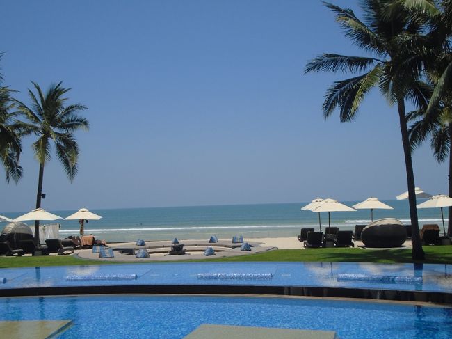 プールの先にビーチエリア。