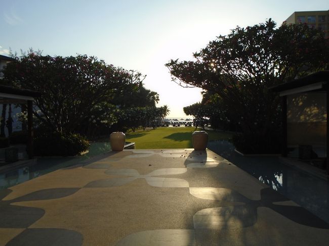 このホテル一番ラグジュアリー感がありました。もちろん価格もディユシタニとハイアットに比べると一番上ですが。クラブのサービスはやはりデュシタニの方が上だと思いますが、立地的に良かったです。ナイトマーケットも徒歩で１５－２０分行けますし、Market Villegeというショッピングセンターも近くにありました。洗濯屋もホテルを出て1分歩いたところにあったのが良かったです。<br /><br />初めてのホアヒン。10日間ゆっくり静かに楽しむことができました。また是非来たいと思います。<br /><br />この後はバンコクに移動してソンクランを楽しみます。<br /><br /><br /><br />