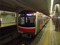 梅田駅から大阪メトロではなく（あえて言いません…）、大阪市営地下鉄の御堂筋線に乗ります!?
遭遇したくなかった大阪メトロマークのステッカーが貼ってある30000系に初めて乗車し、早めに帰宅！
大阪市交通局を民営化する必要はなかったかと思います！
名前は言いませんが、大阪市長にはガッカリです（怒）

※前回の『【0円旅行記第3弾】】「残念・無念…( ﾉД`)ｼｸｼｸ…さようなら！大阪市交通局…最後に色々と撮ってみました！」』にて記載し忘れておりましたが、地下鉄や駅の写真は通勤定期券で乗車した際に撮影しておりますので費用は0円です。

以上『【0円旅行記第4弾】「ウォルト・ディズニー・アーカイブス展～ミッキーマウスから続く、未来への物語～」へ！』でした。

ありがとうございました！
