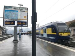 
小雨の中、グリンデルワルト駅に到着　　懐かしい !!

車両は随分と綺麗になり、ゲレンデ情報の案内板もできてました

見てみると、ほとんどリフトは運行しており積雪はまだあるということです