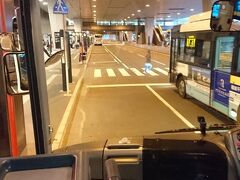 成田空港到着、バスで羽田へ向かいます。
眠いですねぇ(笑)