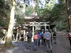 　由岐神社が見えて来ました。
由岐神社（ゆきじんじゃ）は、鞍馬寺の鎮守社で、通称は靫明神（ゆきみょうじん）というそうです。
　大己貴命と少彦名命を主祭神として「由岐大明神」と総称し、八所大明神を相殿に祀っています。
