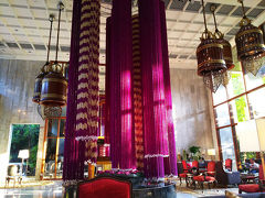 久々の激しい揺れに酔ってしまい、気分が悪いままJALパックの専用送迎でホテルに到着

ずっと泊まりたいと願っていた「マンダリンオリエンタルバンコク」
着いた途端このロビーに感動して一気にご機嫌モード！