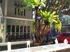 ホテルからタクシーで90バーツ位で到着
楽しみしていた「gaggan」です！！！
3月に発表されたアジアのベストレストラン50では、4年連続1位に輝きました
ミシュランは２つ星、バンコクは３つ星レストランは無いため実質一番上のランクです
3か月前にサイトから予約しました
しばらく経ってから返事が来て、クレジットカード番号を返信したら予約完了です
18時からと21時からの２回、どちらが良いか選べます
48時間以内のキャンセルはコース料金全額が事前に知らせてあるクレジットカードにチャージされます、とのことでした
遅刻もダメと書かれていましたが、お隣の2名は30分程度遅れてきたので少々の遅刻は大丈夫そうです